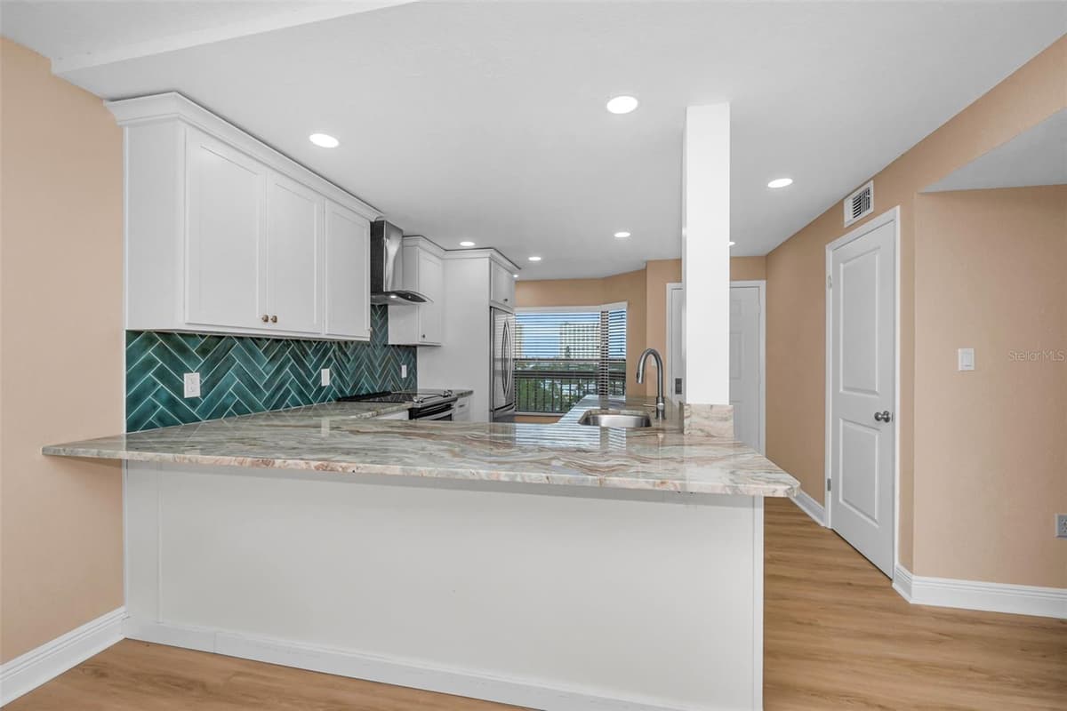 1324 PASADENA AVENUE — photo 14 of 58