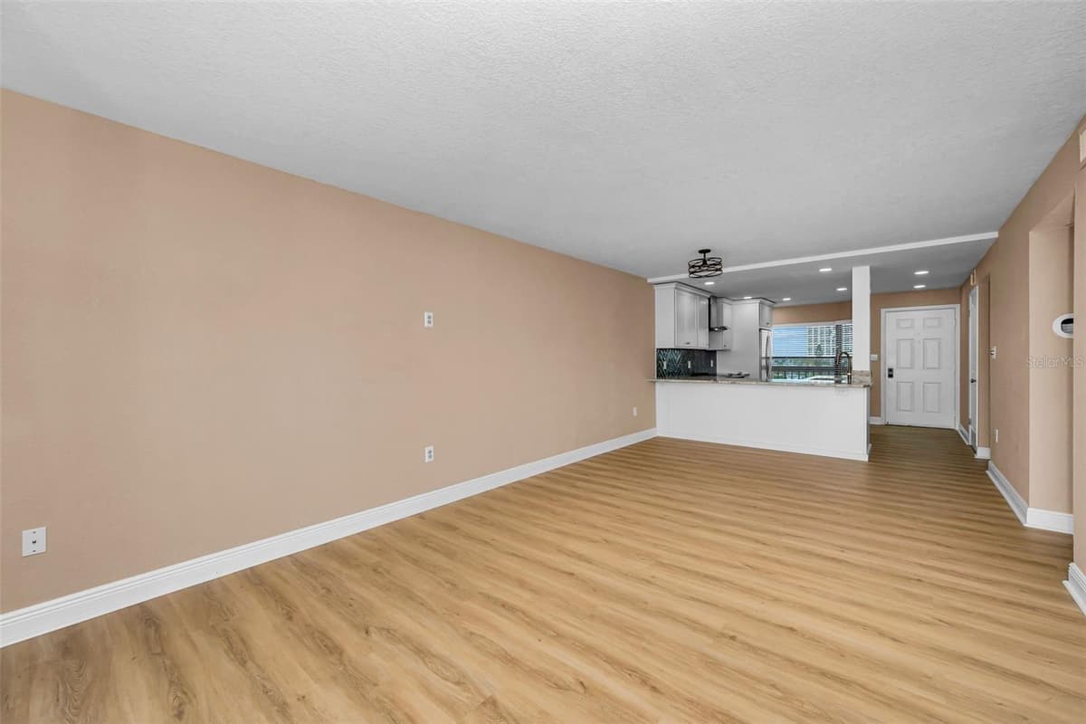 1324 PASADENA AVENUE — photo 11 of 58