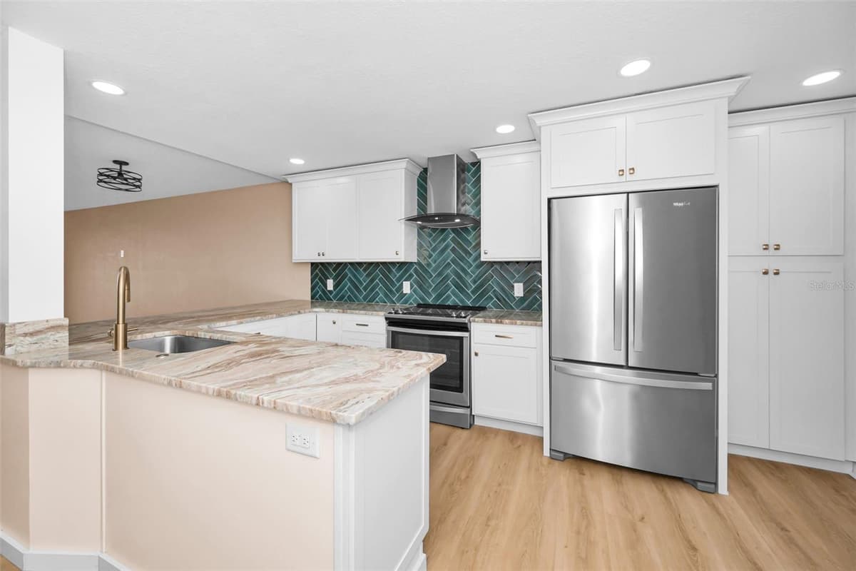 1324 PASADENA AVENUE — photo 17 of 58