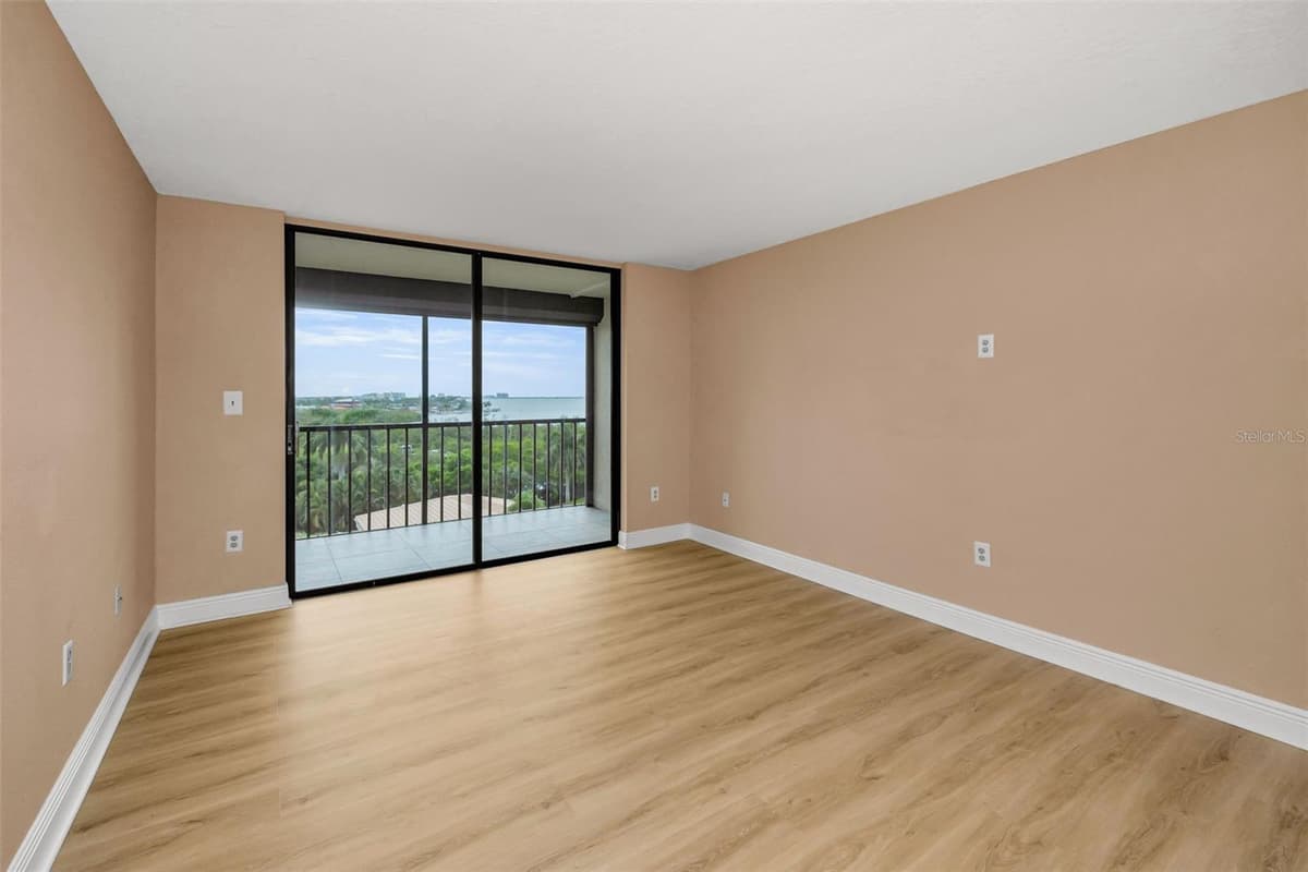 1324 PASADENA AVENUE — photo 5 of 58