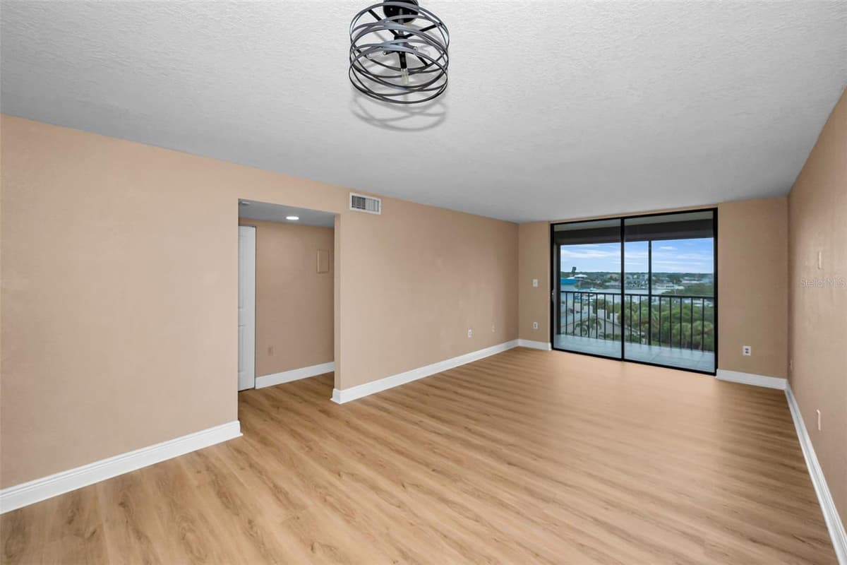 1324 PASADENA AVENUE — photo 9 of 58