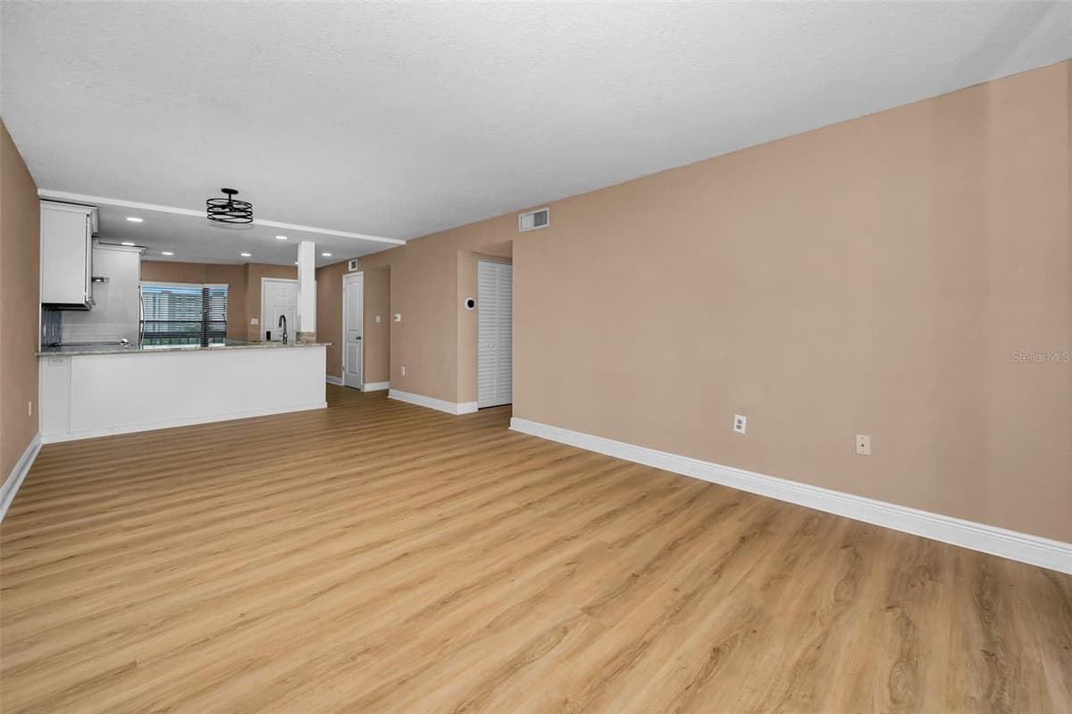 1324 PASADENA AVENUE — photo 10 of 58