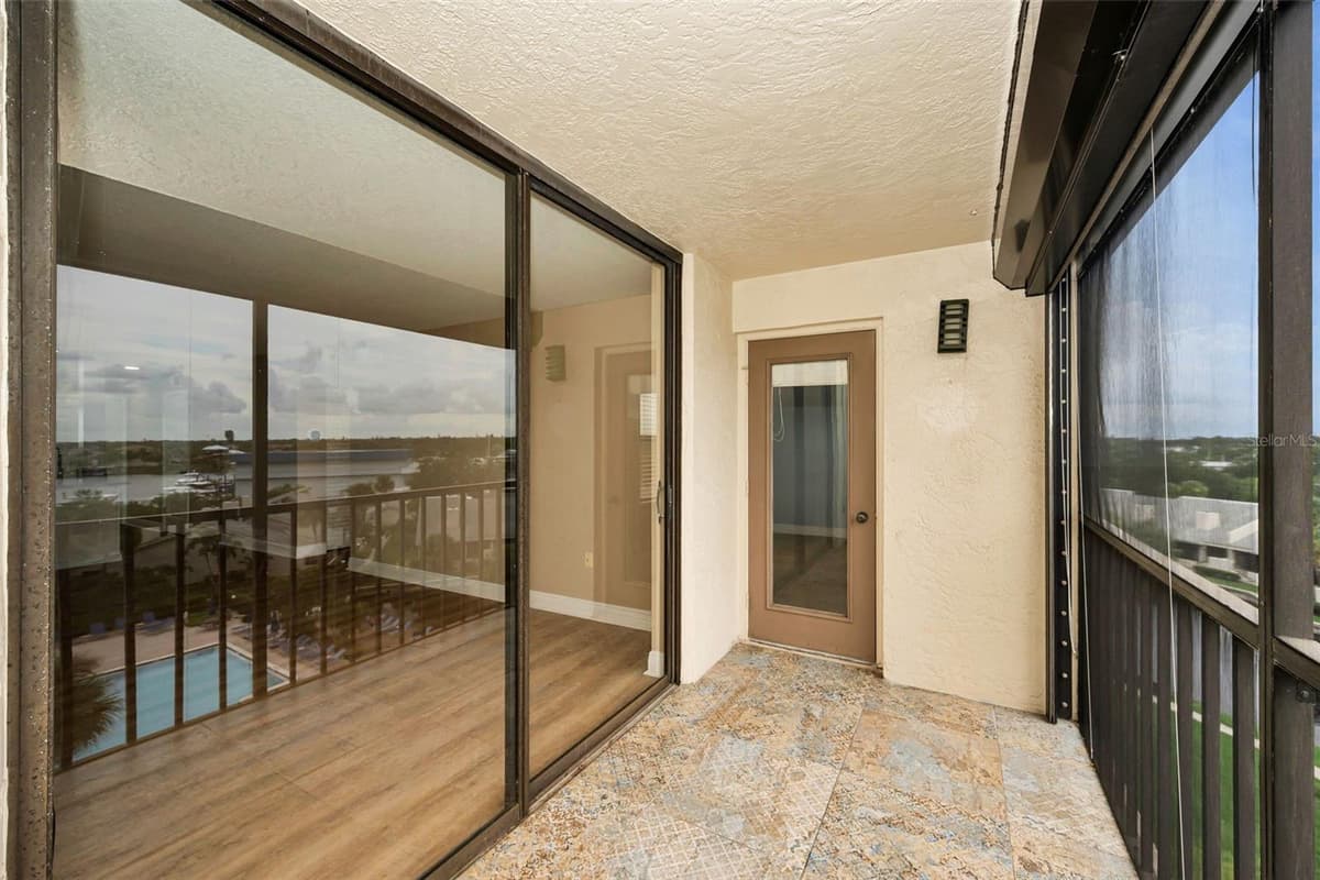 1324 PASADENA AVENUE — photo 41 of 58