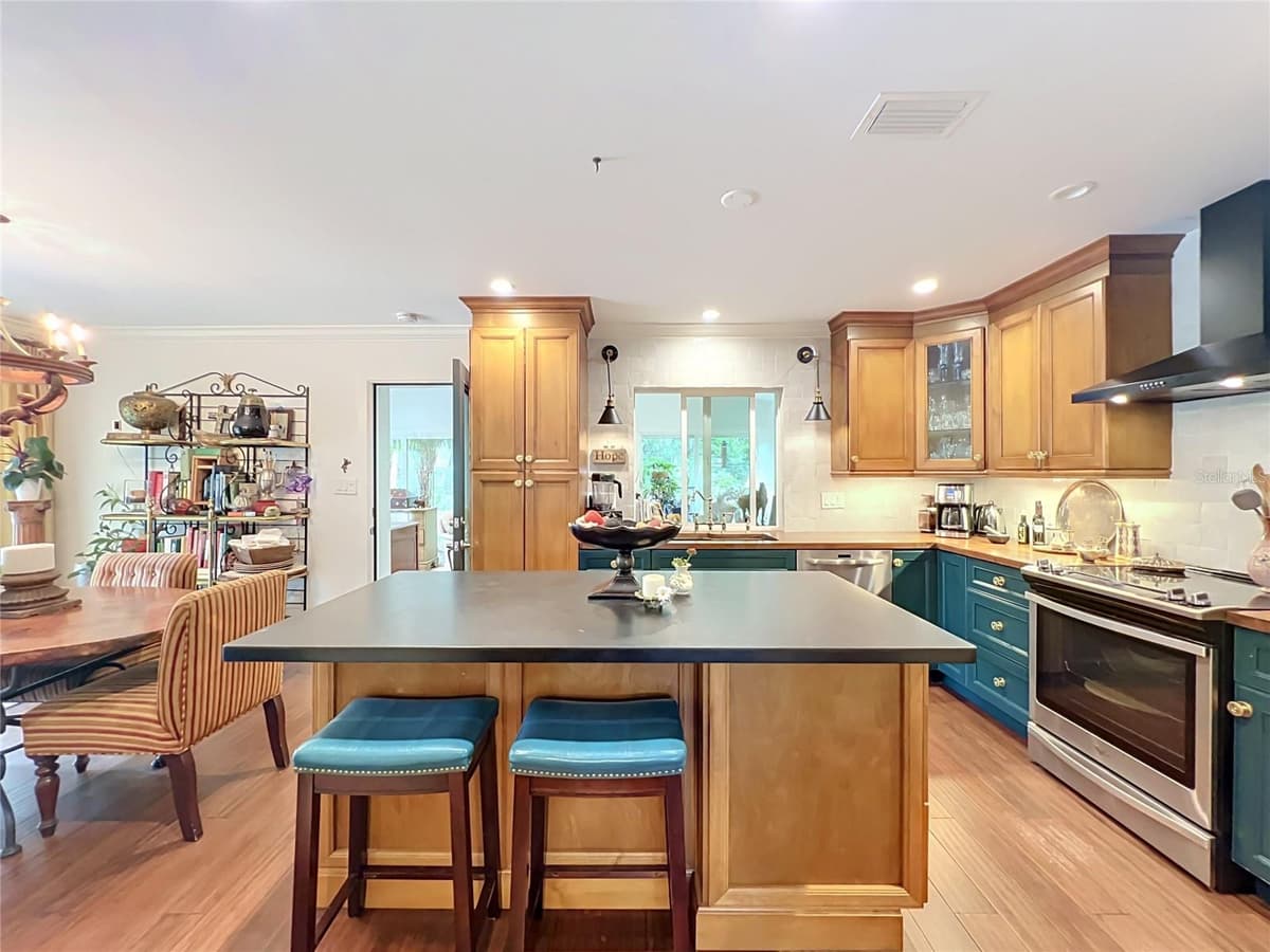 3851 SANFORD AVENUE — photo 13 of 76