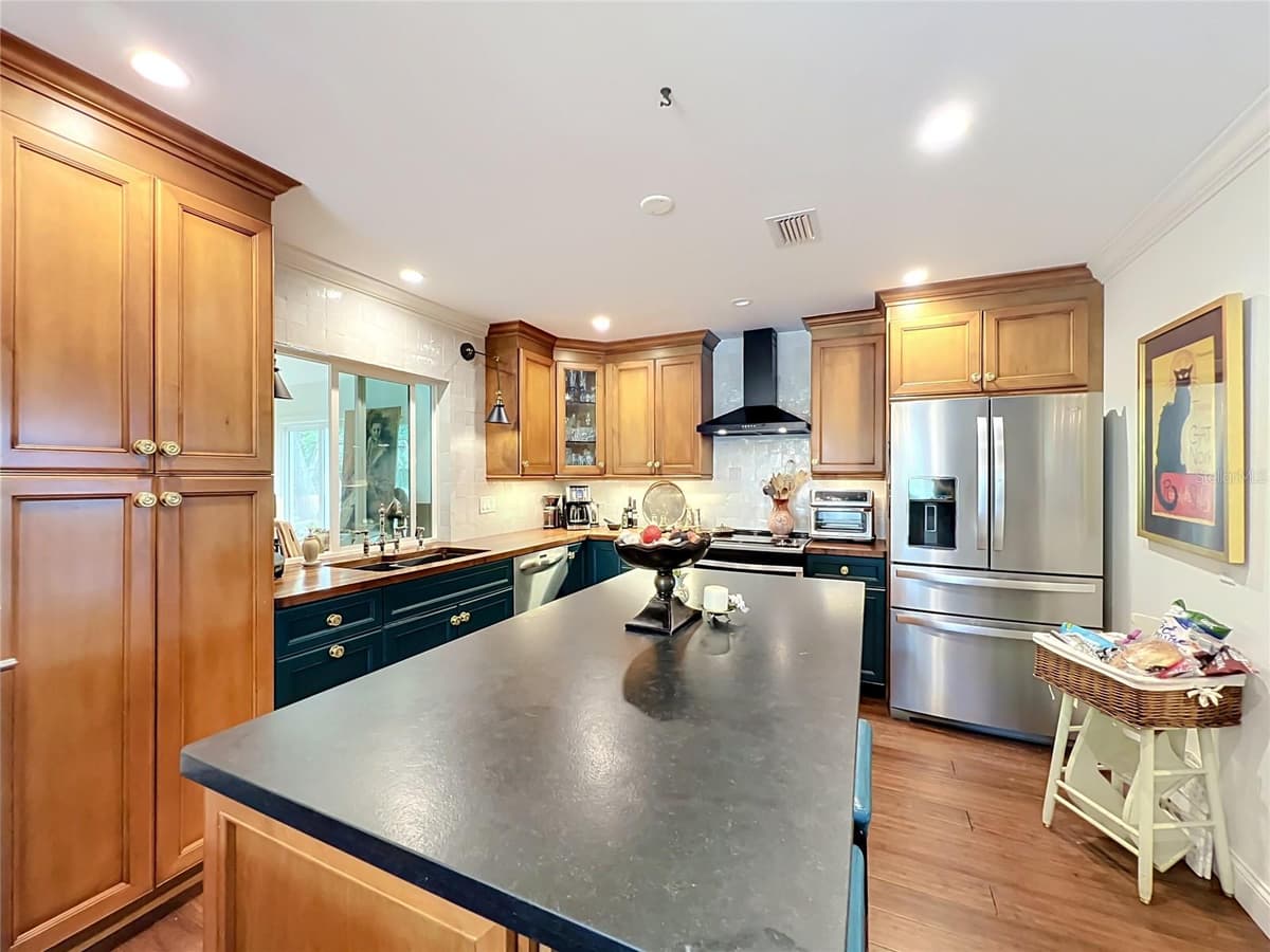 3851 SANFORD AVENUE — photo 17 of 76