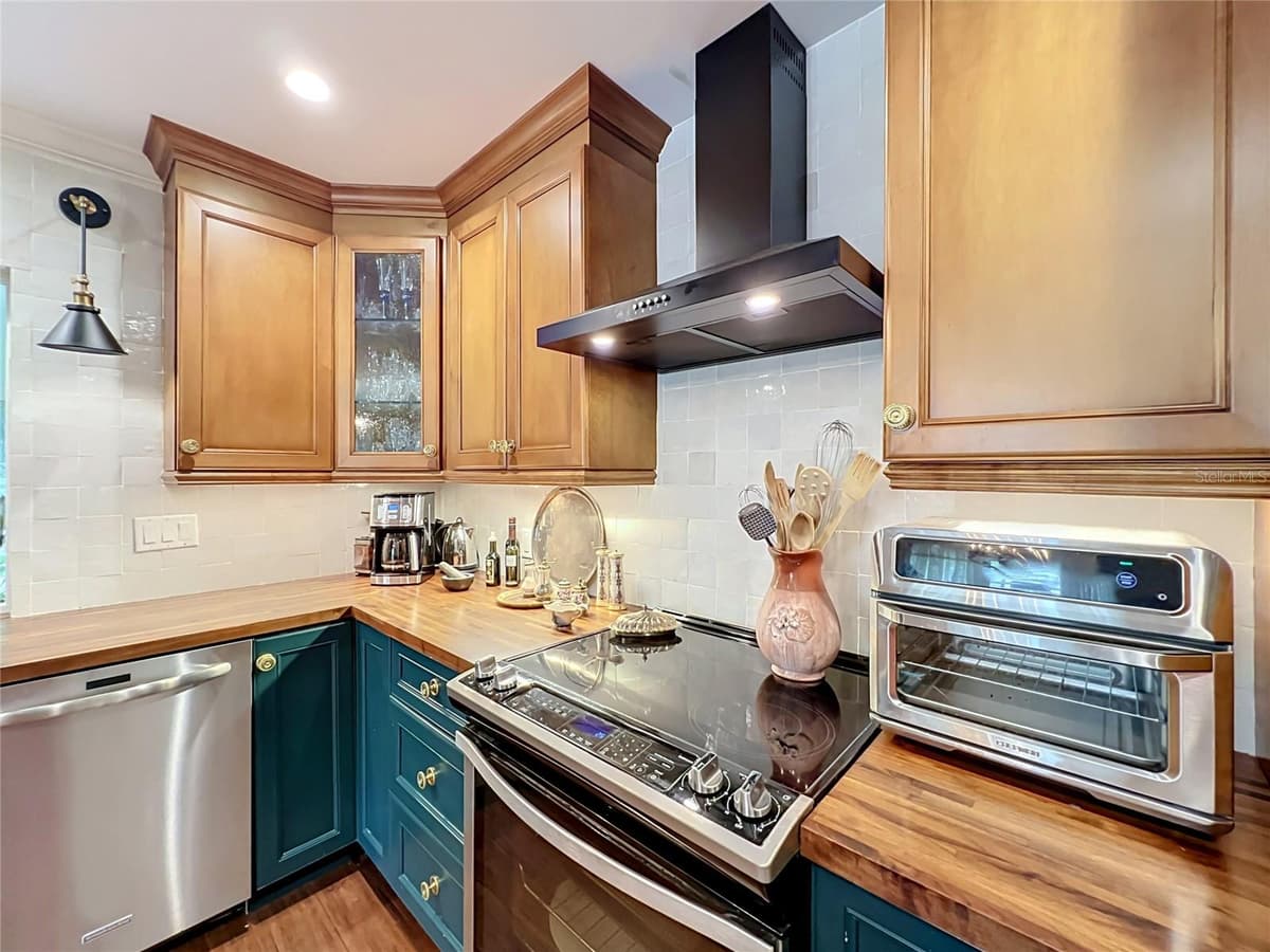 3851 SANFORD AVENUE — photo 15 of 76