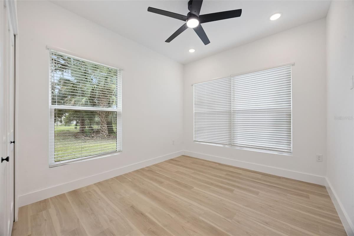 521 HERRIOTT AVENUE — photo 15 of 37