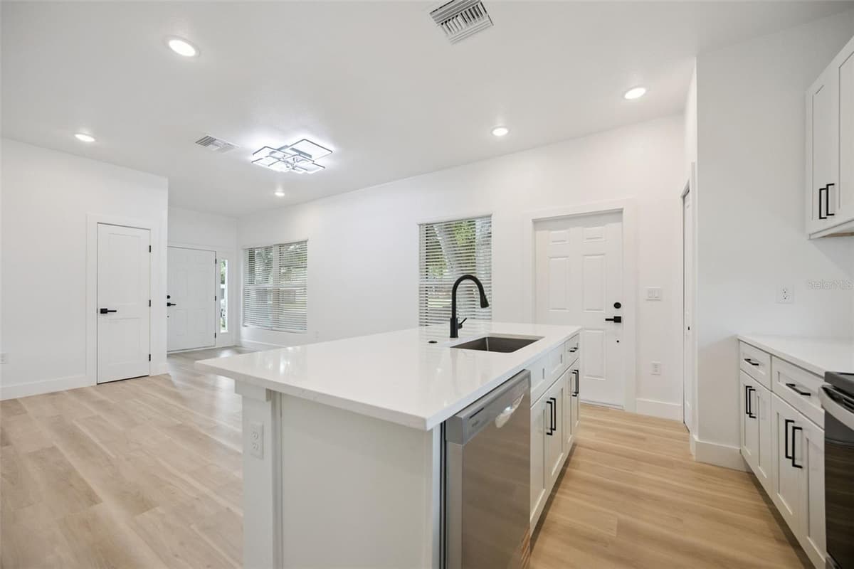 521 HERRIOTT AVENUE — photo 11 of 37