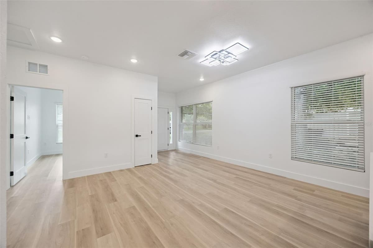 521 HERRIOTT AVENUE — photo 7 of 37