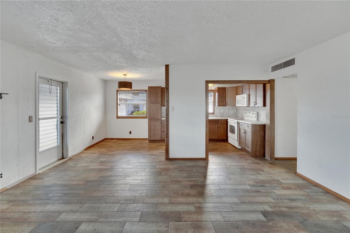 202 BEDFORD TRAIL — photo 9 of 49