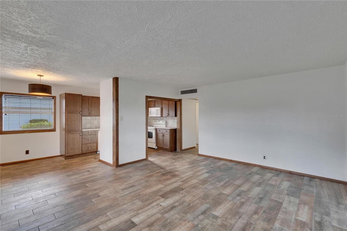 202 BEDFORD TRAIL — photo 10 of 49