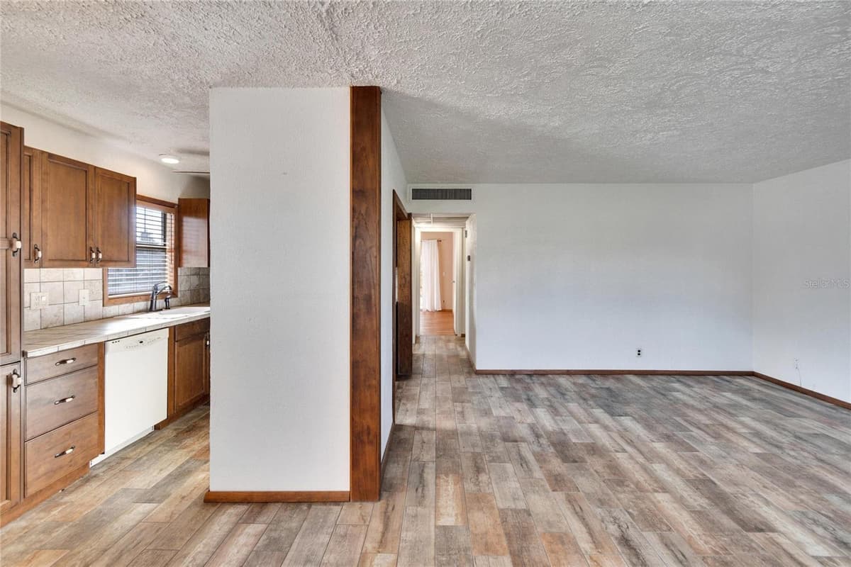 202 BEDFORD TRAIL — photo 14 of 49