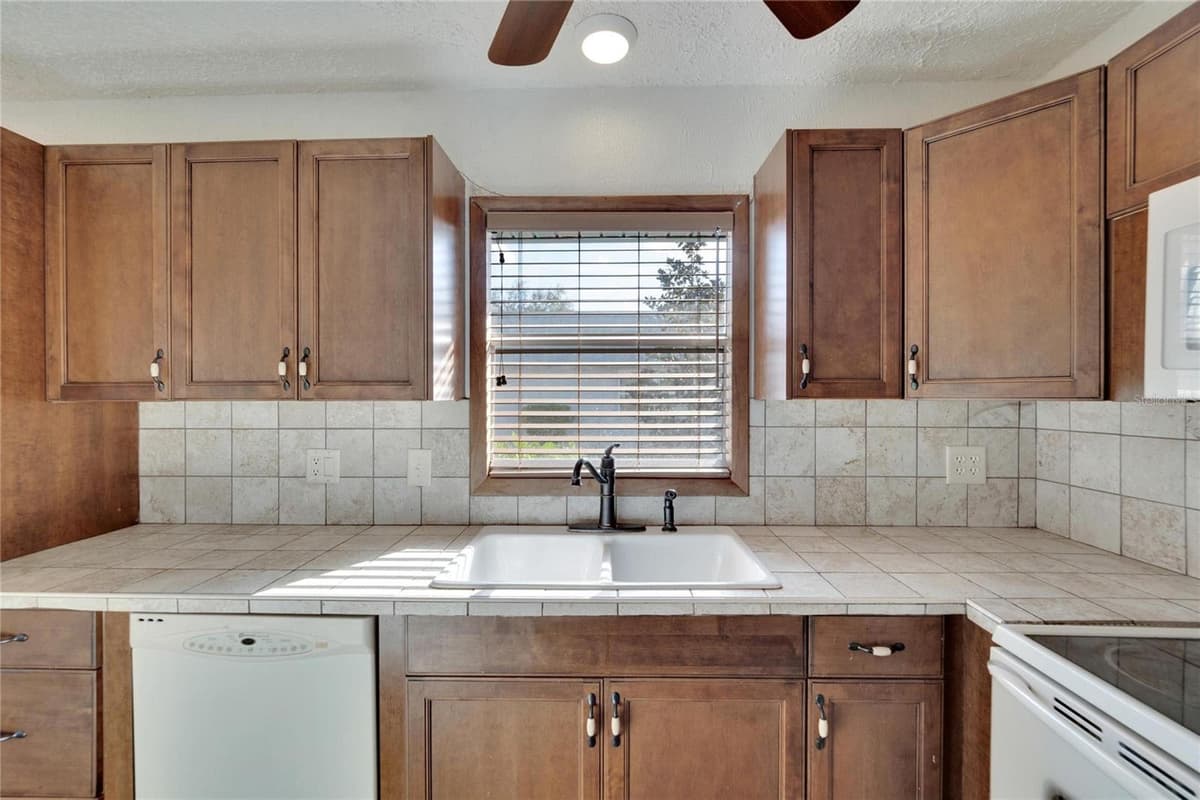 202 BEDFORD TRAIL — photo 16 of 49