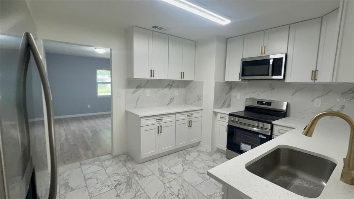 2218 AVENUE B — photo 13 of 23