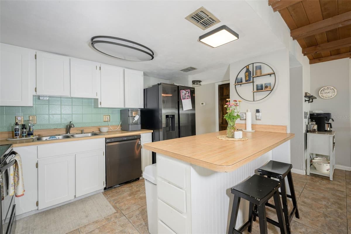 21 OAKWOOD PARK — photo 6 of 24