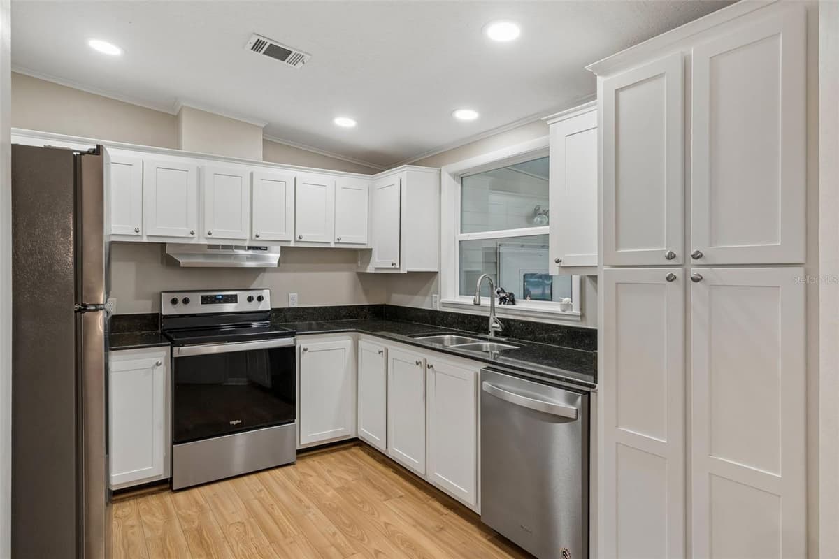 25047 BELLEVUE — photo 10 of 20