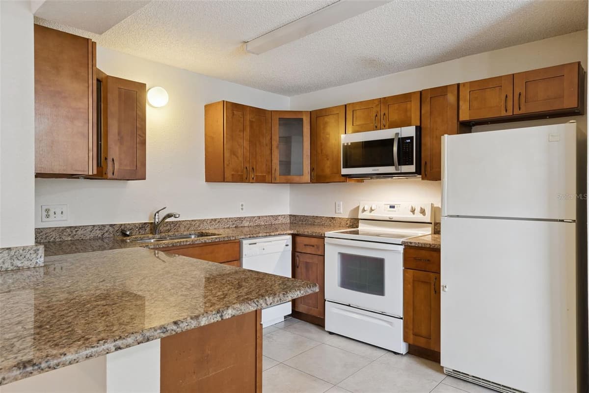 457 HEMLOCK STREET — photo 11 of 25