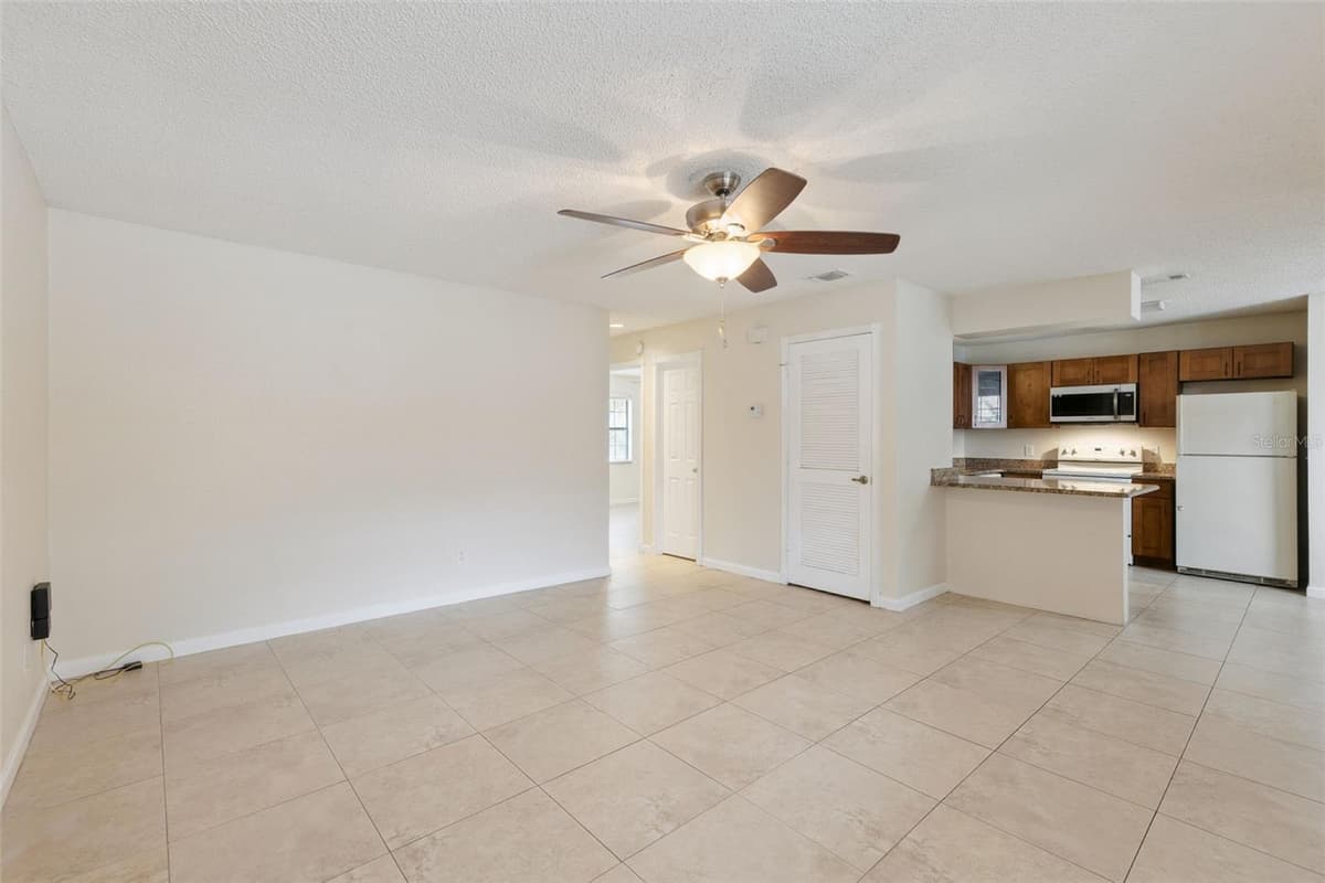 457 HEMLOCK STREET — photo 10 of 25