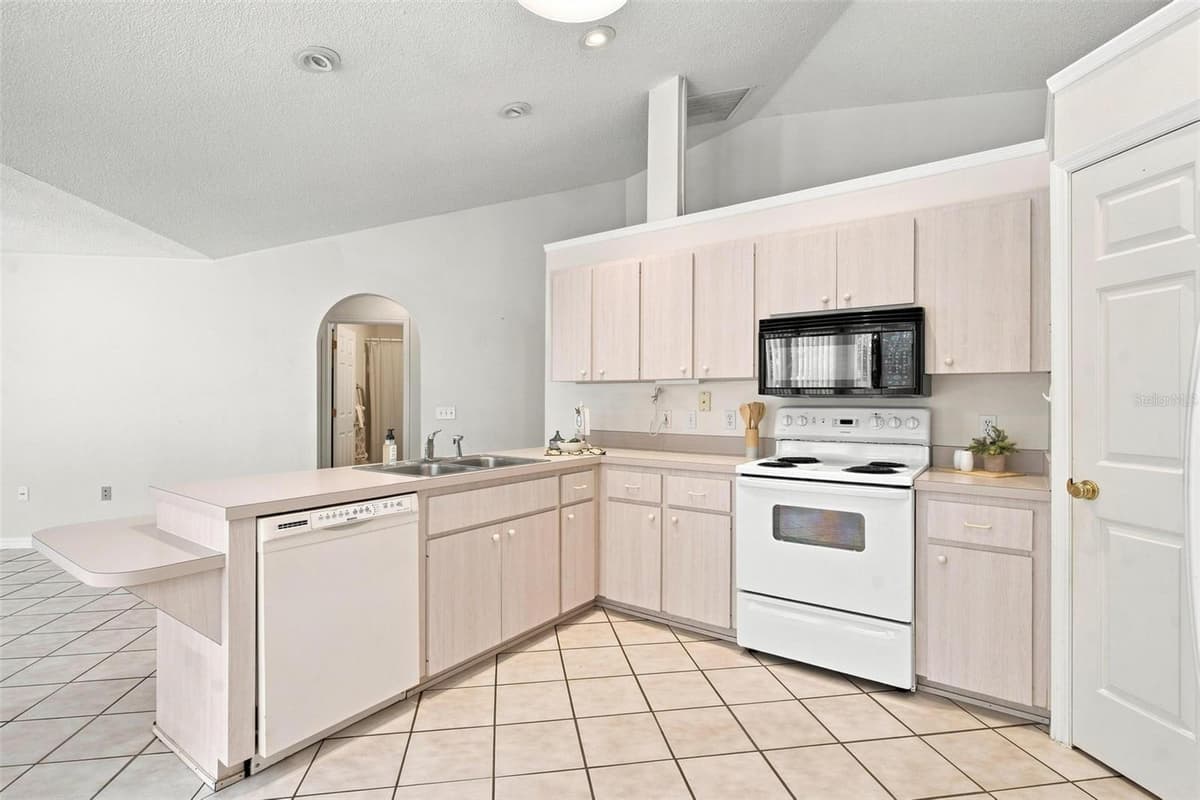 742 WOODVIEW DRIVE — photo 10 of 46