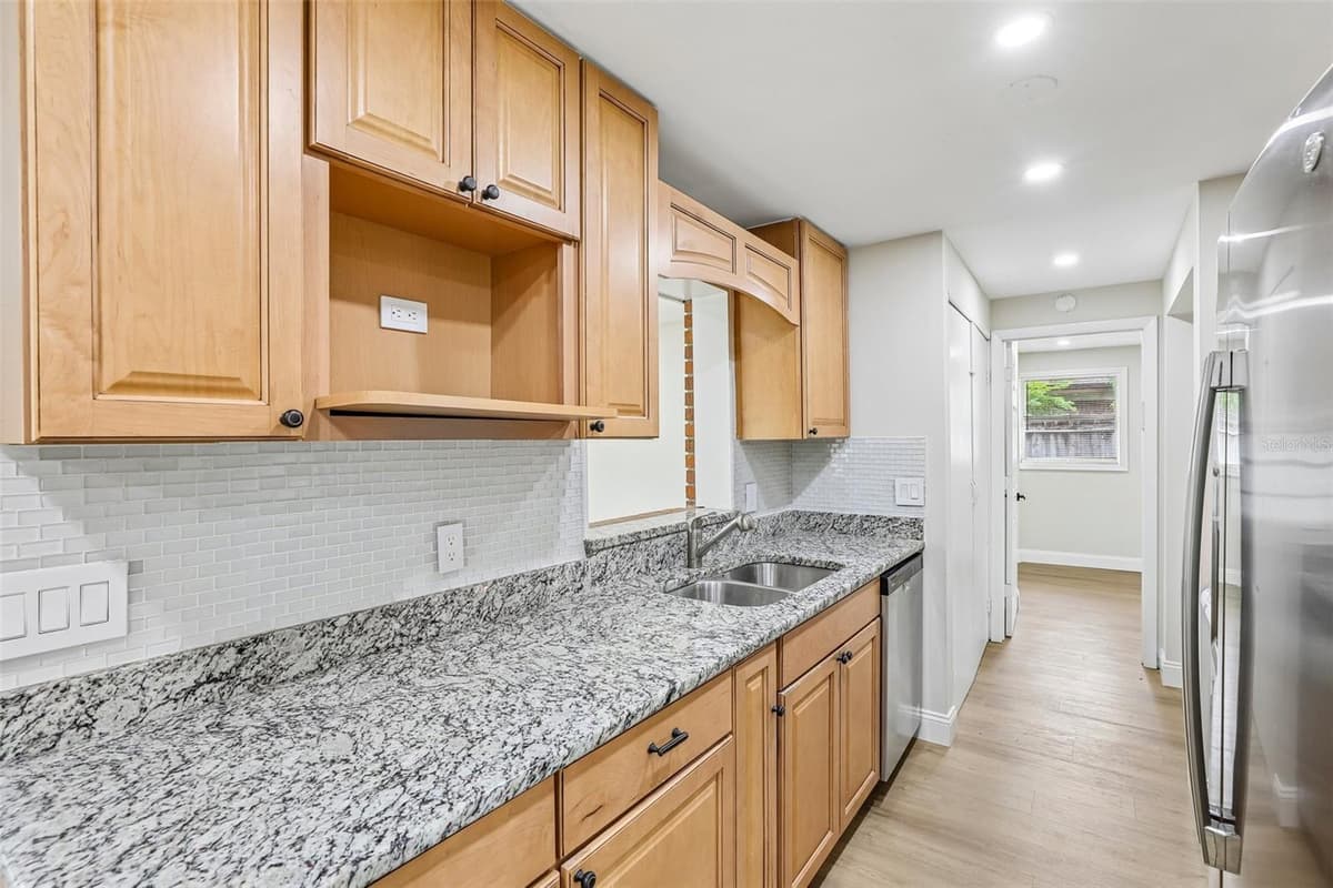 518 LAVON DRIVE — photo 8 of 37