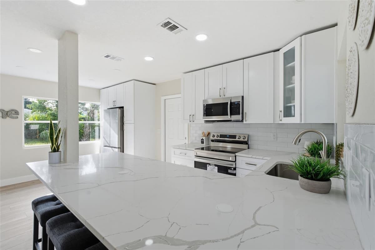 1060 JACKSON STREET — photo 9 of 34