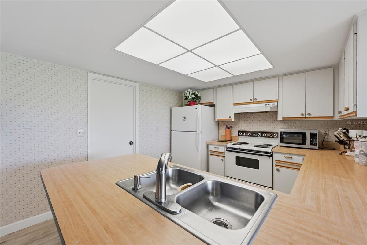 2118 HARLESTON PLACE — photo 12 of 93