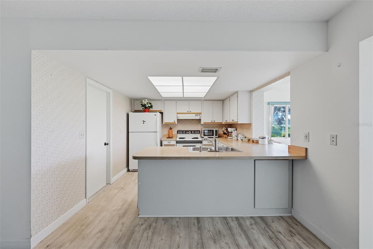 2118 HARLESTON PLACE — photo 10 of 93
