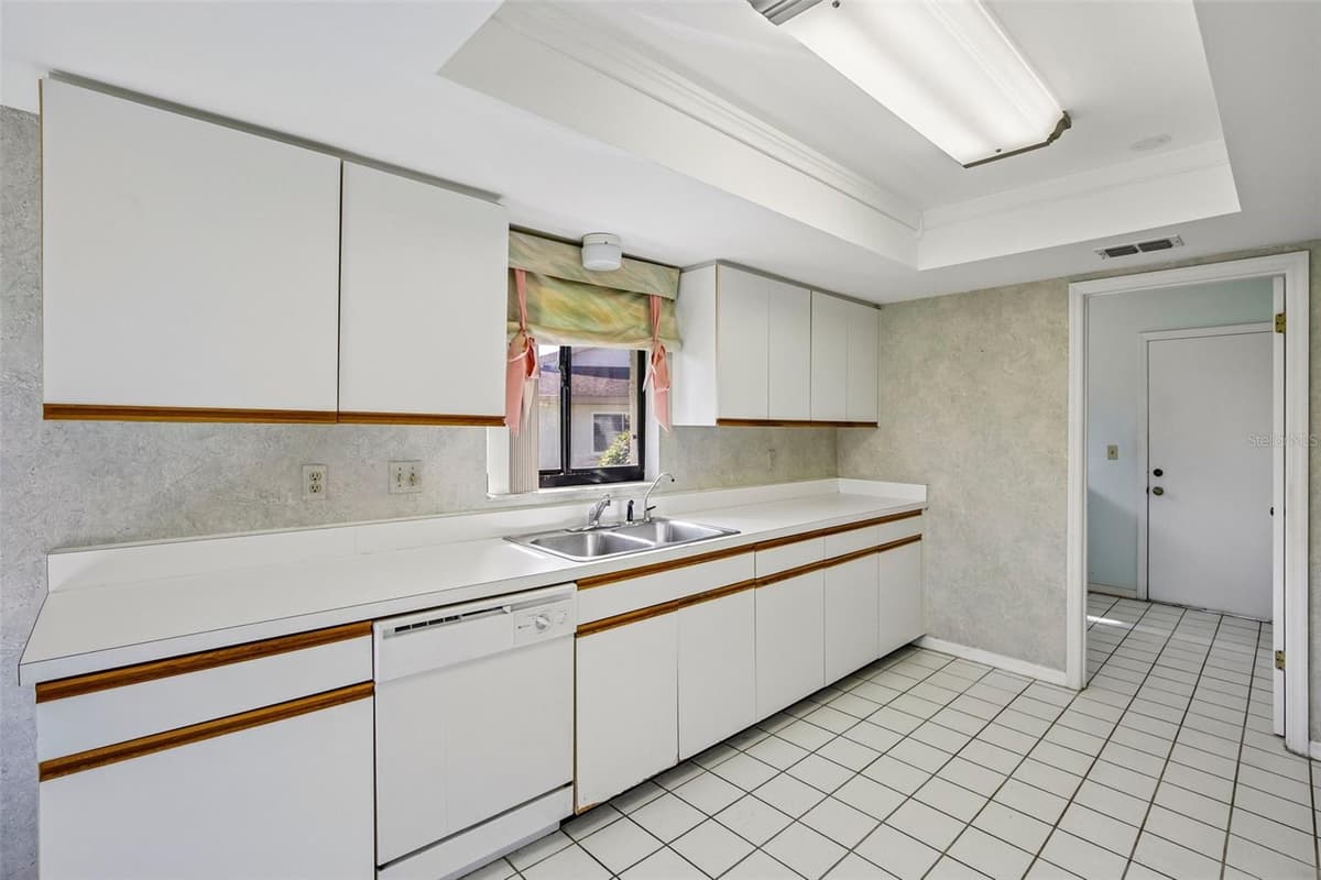 1304 LELAND DRIVE — photo 15 of 71