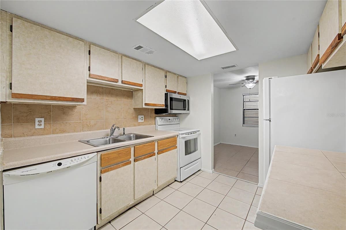 123 LOBLOLLY COURT — photo 8 of 46
