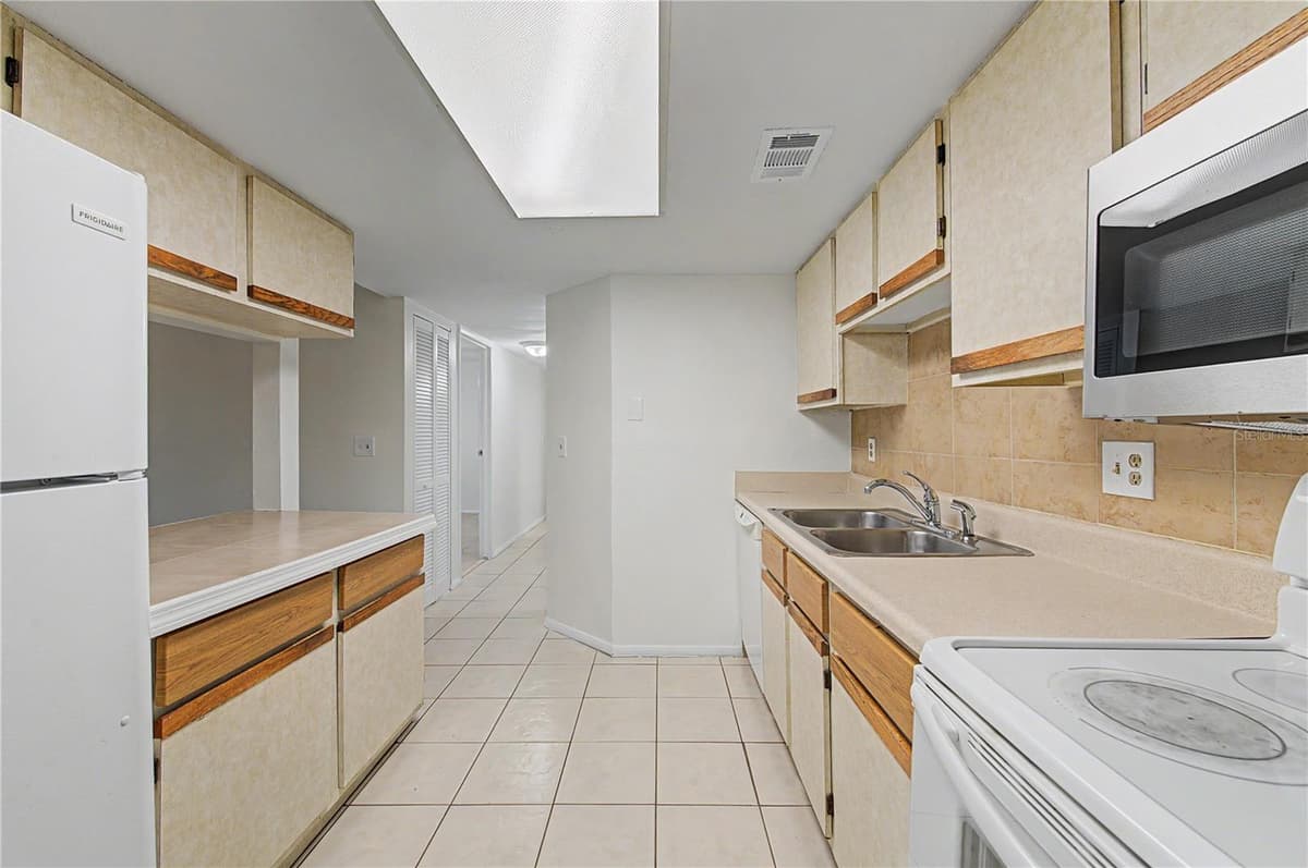 123 LOBLOLLY COURT — photo 10 of 46