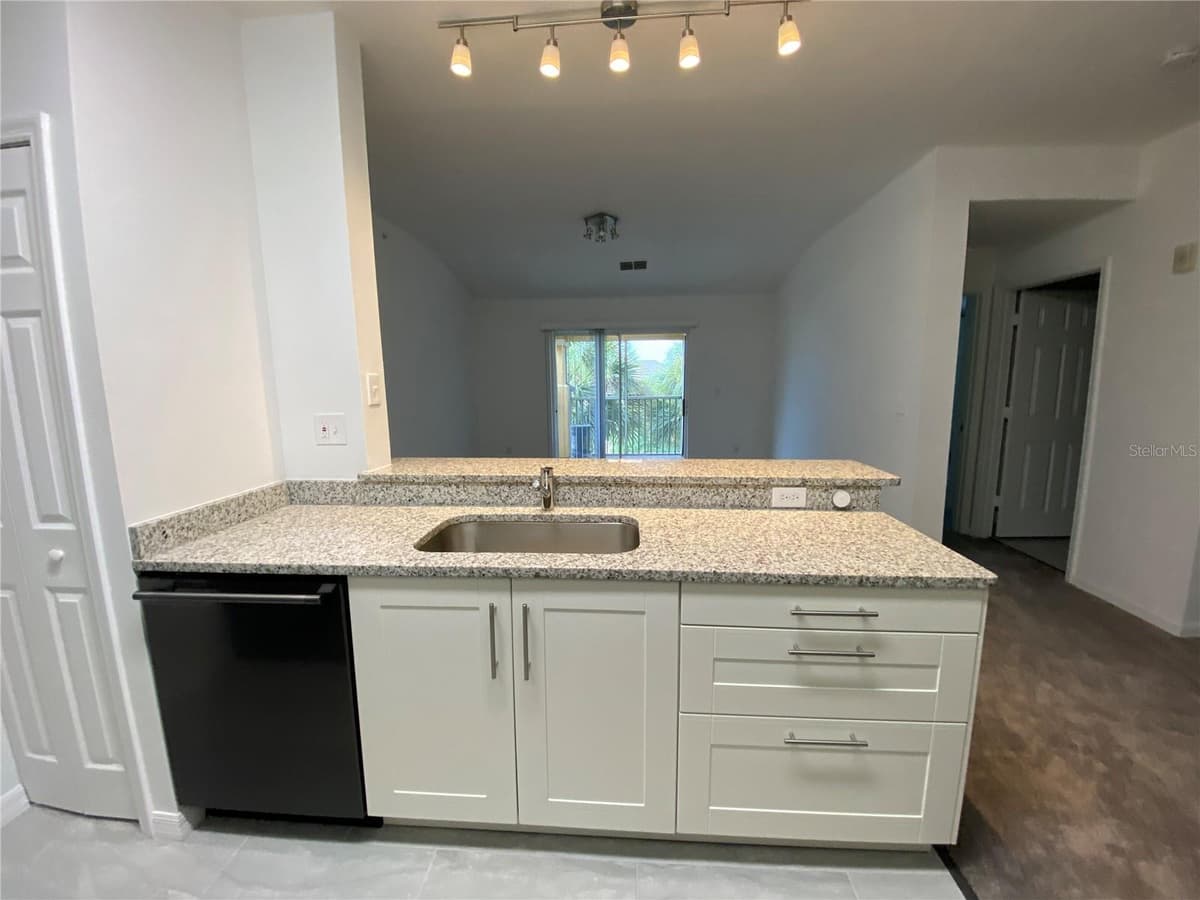 5455 VINELAND ROAD — photo 5 of 12
