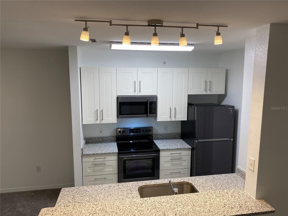 5455 VINELAND ROAD — photo 3 of 12