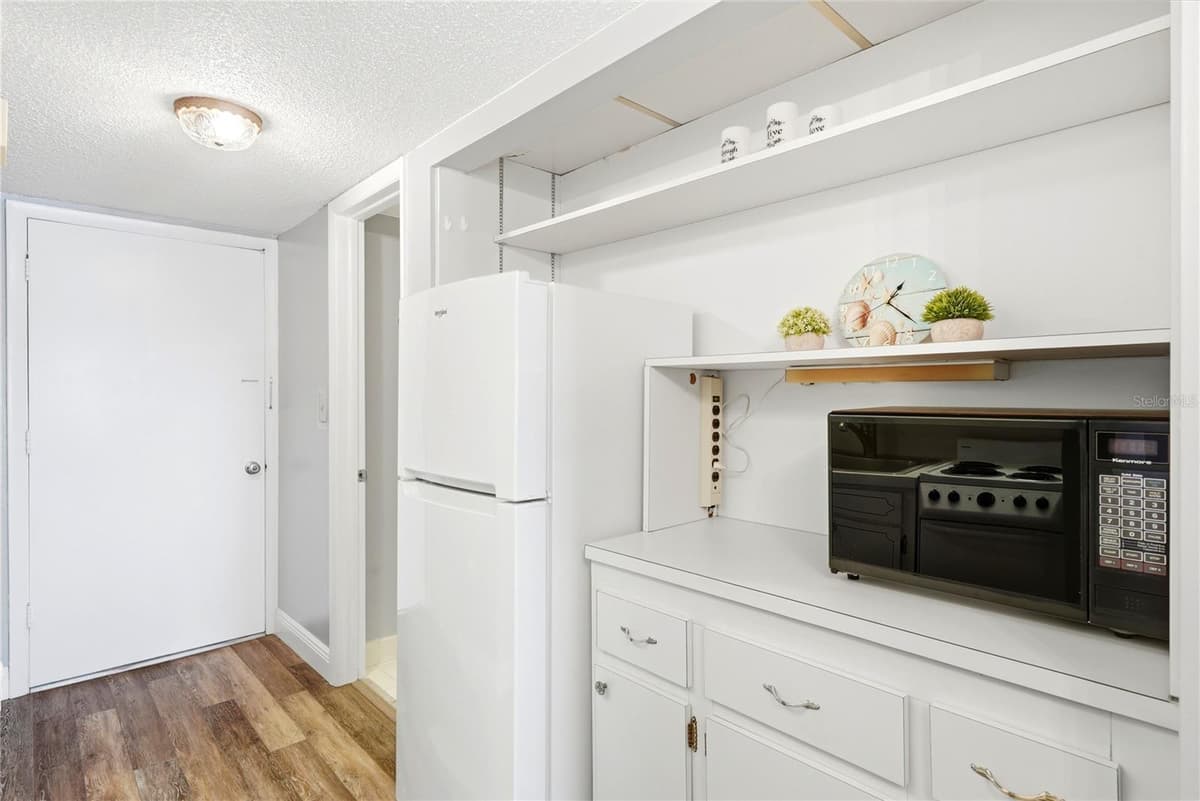 4725 COVE CIRCLE — photo 4 of 44
