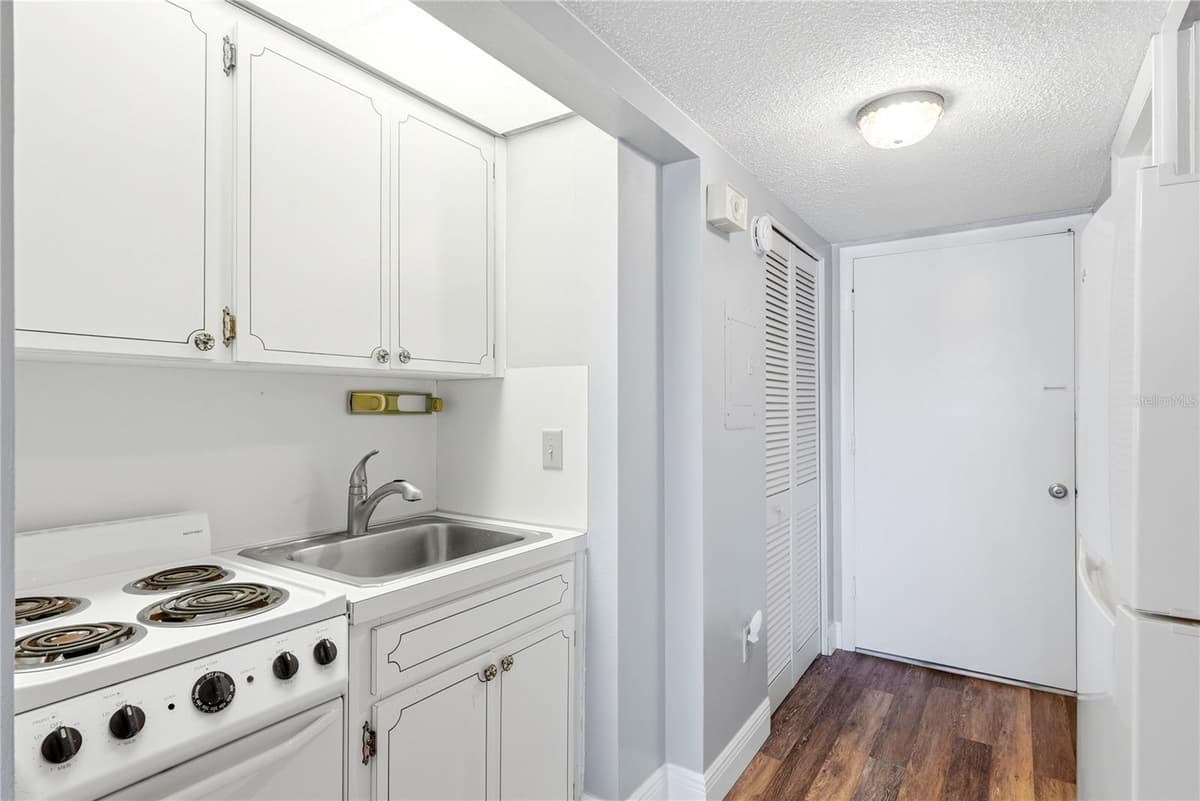 4725 COVE CIRCLE — photo 5 of 44