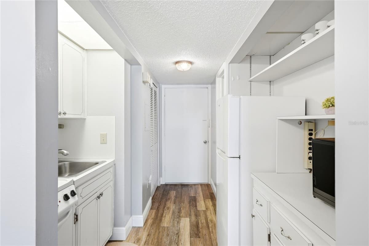4725 COVE CIRCLE — photo 3 of 44