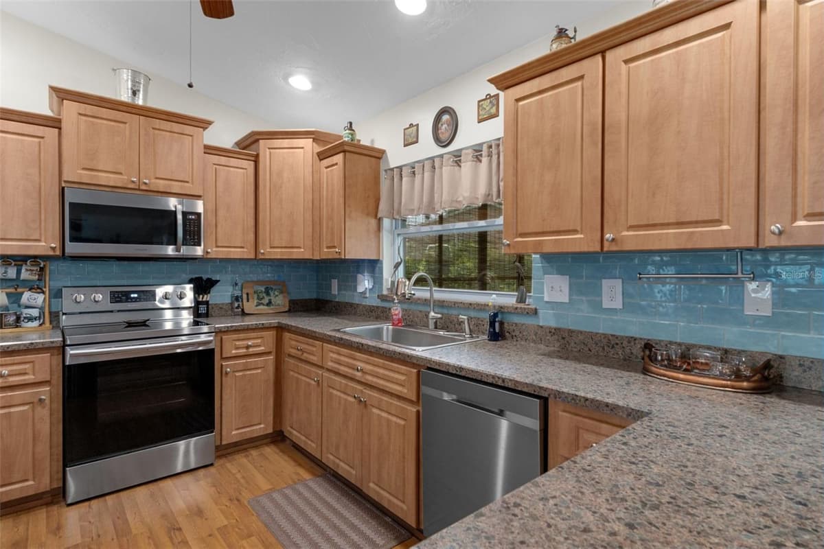 914 MCGOWAN AVENUE — photo 15 of 52