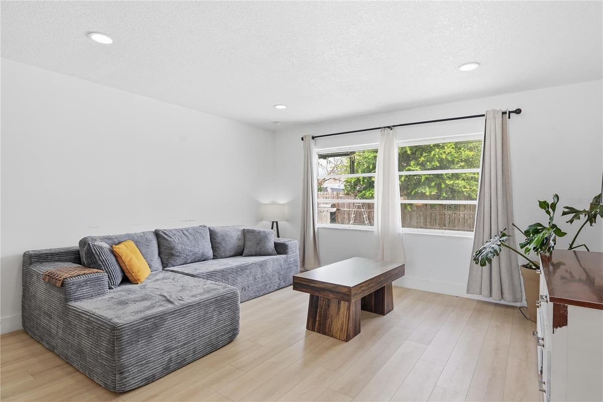 835 MARLOWE — photo 2 of 30