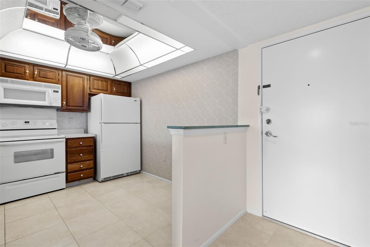 2593 COUNTRYSIDE BOULEVARD — photo 5 of 41