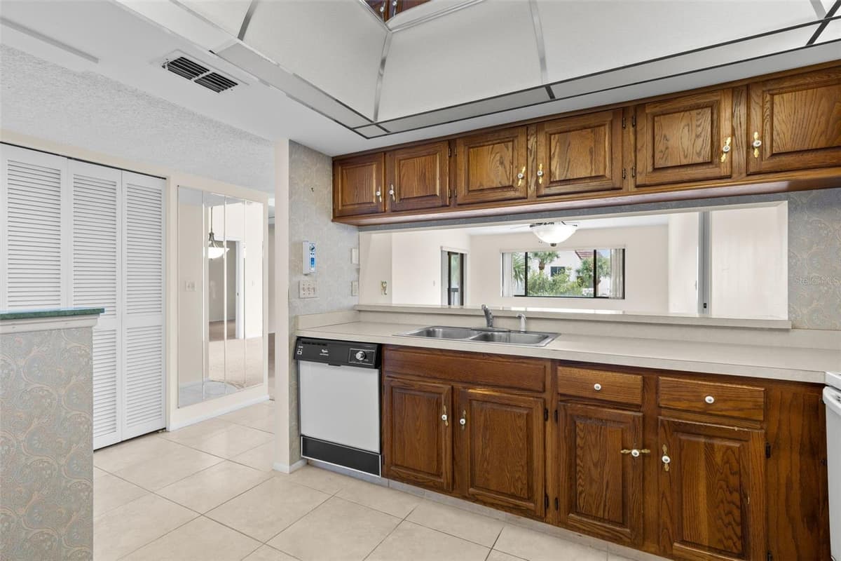 2593 COUNTRYSIDE BOULEVARD — photo 7 of 41