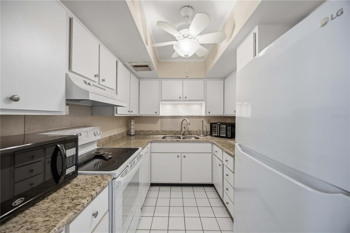 21300 BRINSON AVENUE — photo 19 of 43