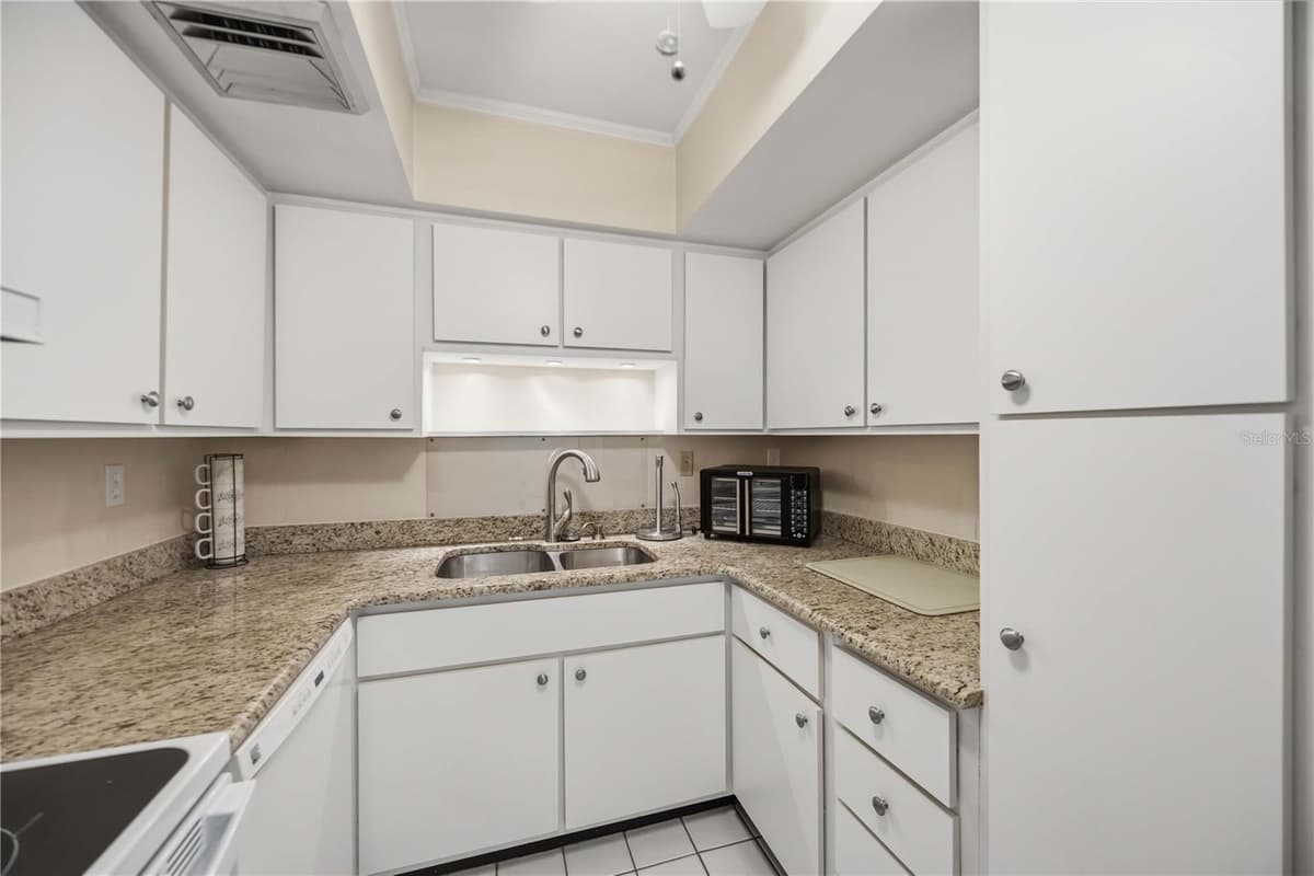 21300 BRINSON AVENUE — photo 18 of 43