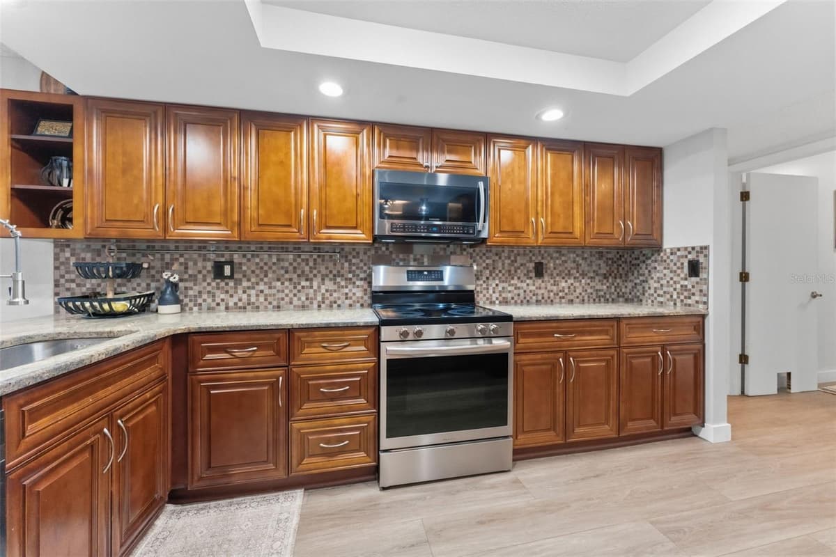 7226 HUMMINGBIRD LANE — photo 10 of 47