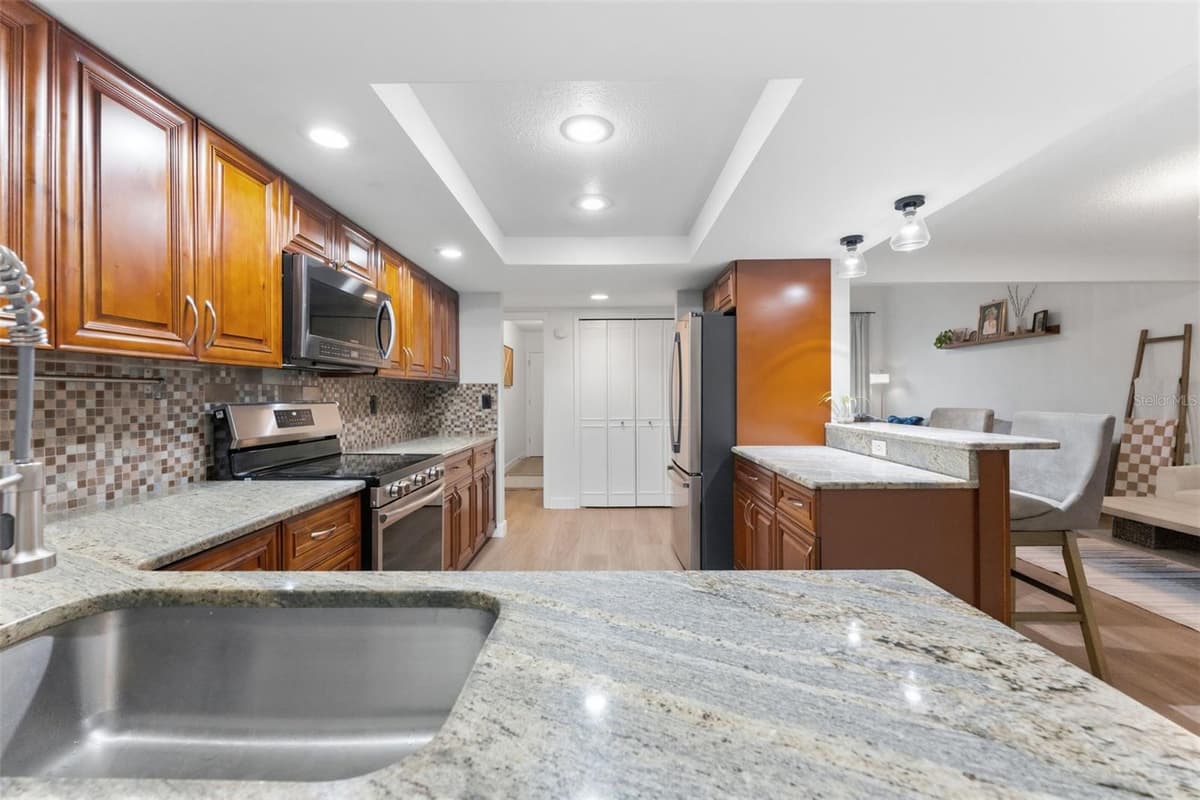 7226 HUMMINGBIRD LANE — photo 9 of 47