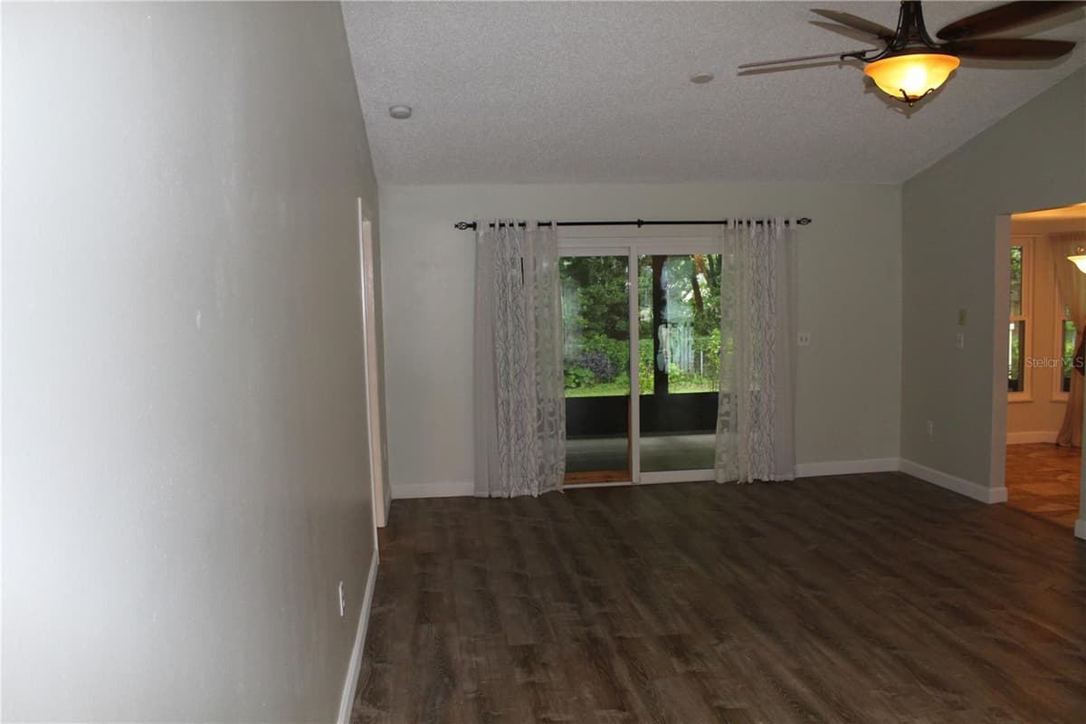 21110 PLANTATION STREET — photo 8 of 51