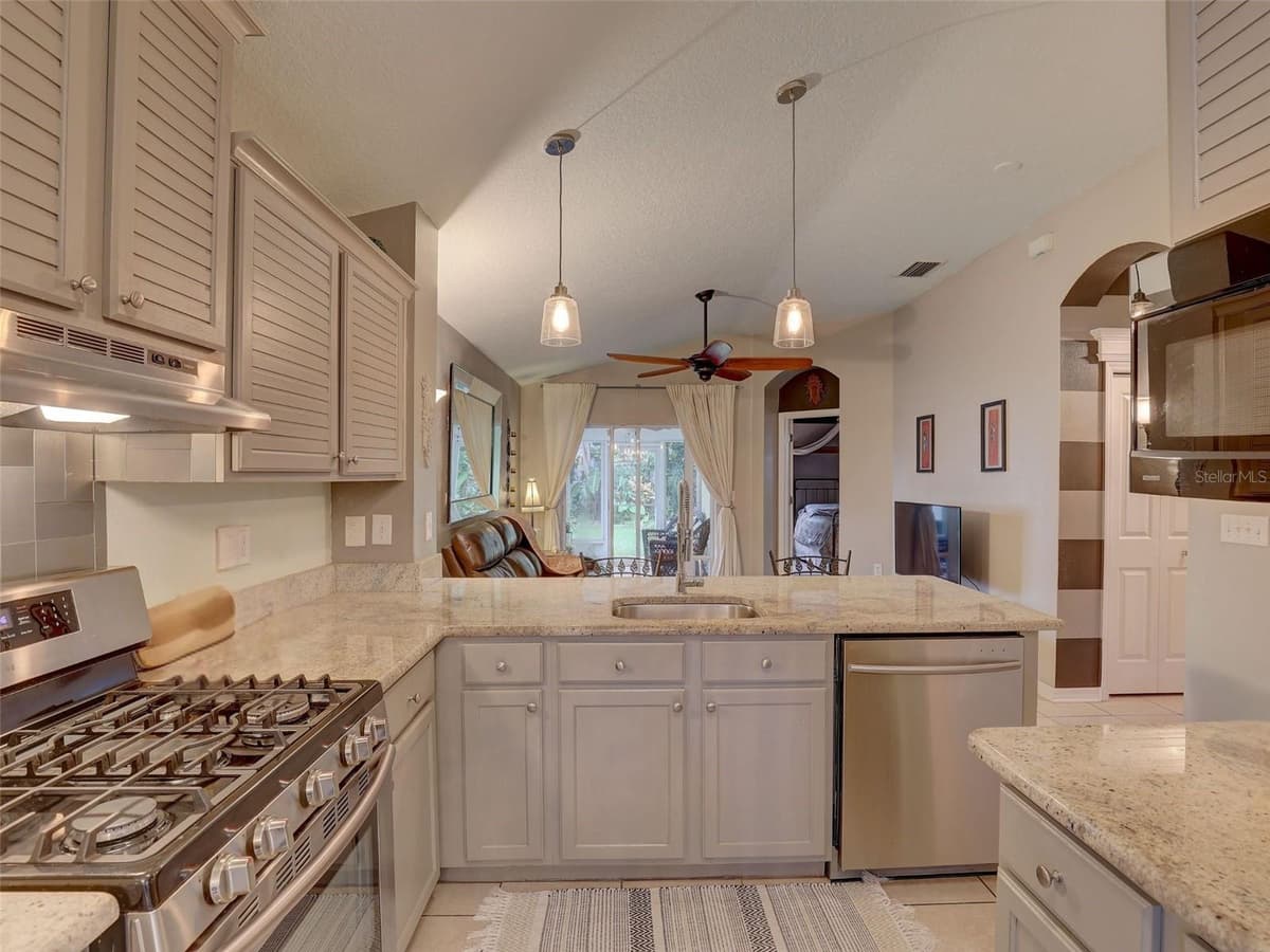 8252 CRESCENT MOON DRIVE — photo 7 of 33