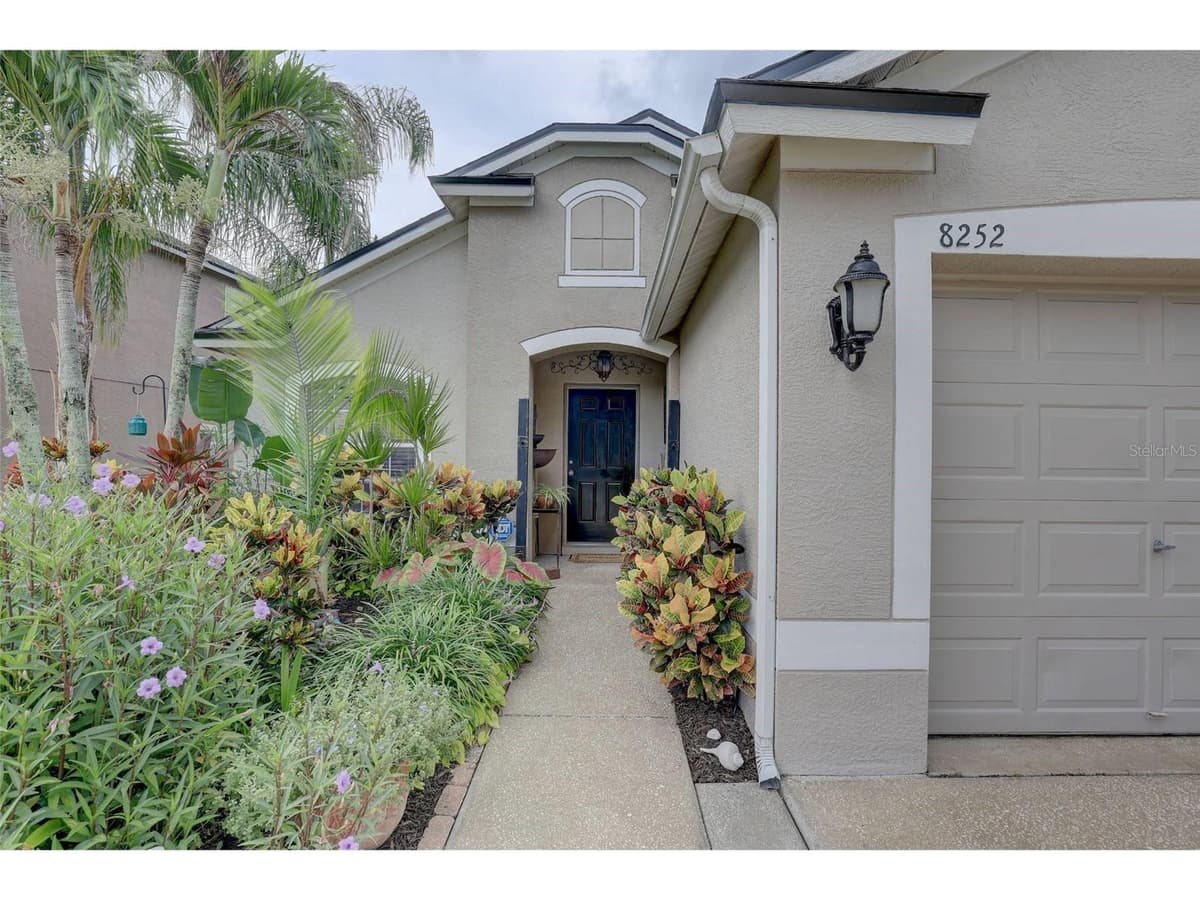 8252 CRESCENT MOON DRIVE — photo 3 of 33