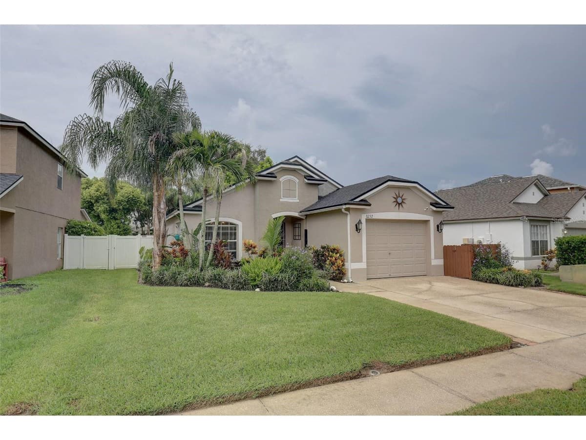 8252 CRESCENT MOON DRIVE — photo 2 of 33