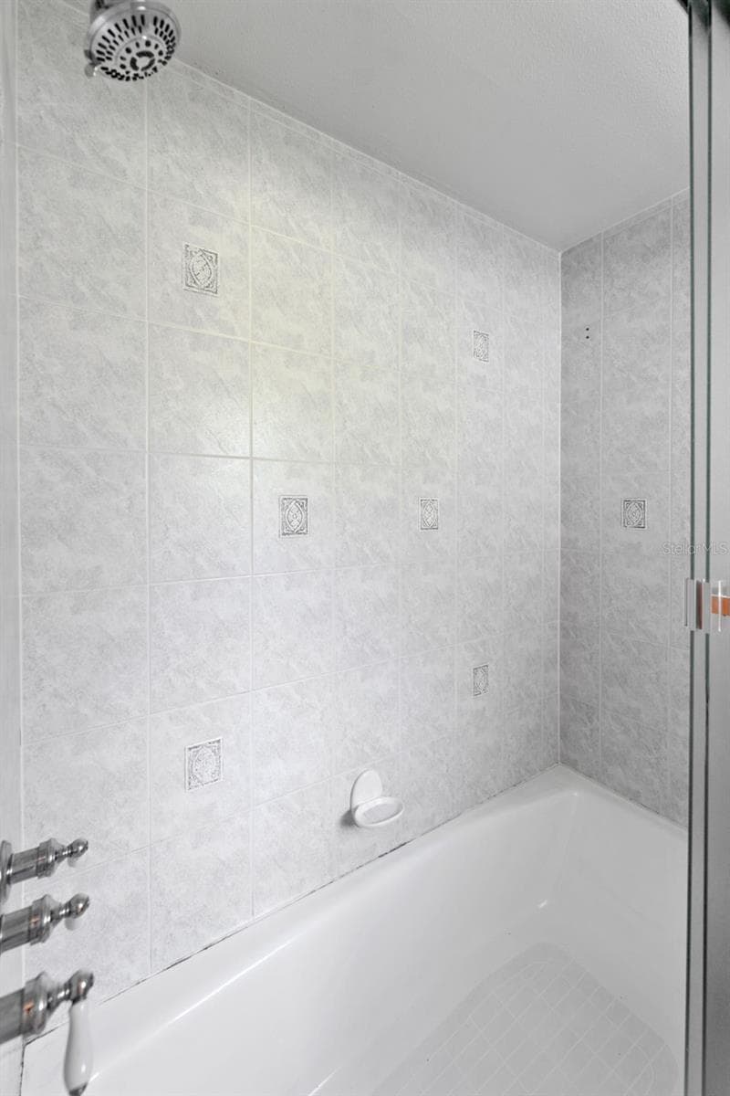 2109 MEADOW BROOK DRIVE — photo 33 of 62