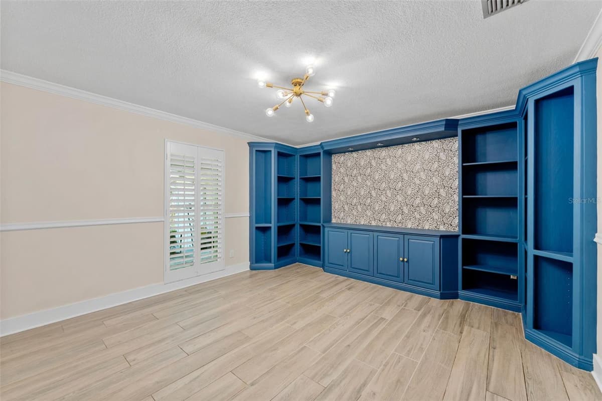 2109 MEADOW BROOK DRIVE — photo 13 of 62
