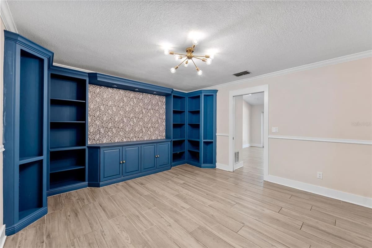 2109 MEADOW BROOK DRIVE — photo 12 of 62